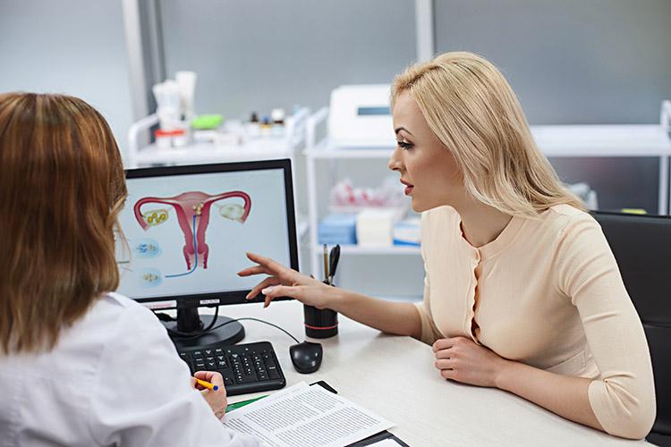 mulher se consultando com ginecologista 