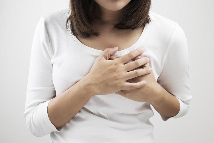 Mulher com dor no peito e sintoma de infarto