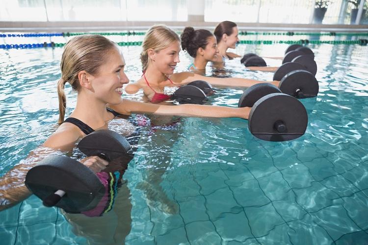 mulheres fazendo exercício aquático