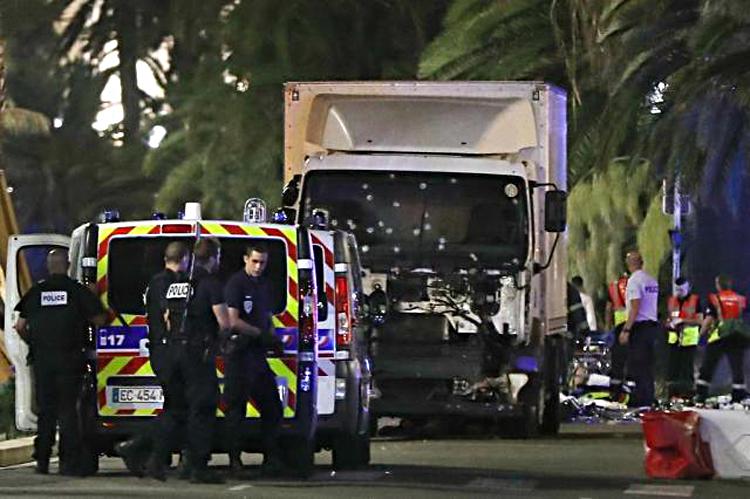 Caminhão atropela e mata mais de 80 pessoas que comemoravam a Queda da Bastilha na noite de 14/7, em Nice. 