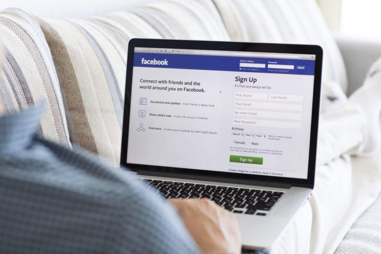 pessoa-sentada-notebook-facebook-pagina-inicial-privacidade no facebook