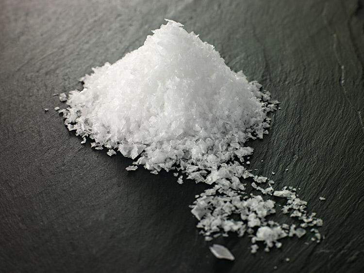 punhado de sal na mesa