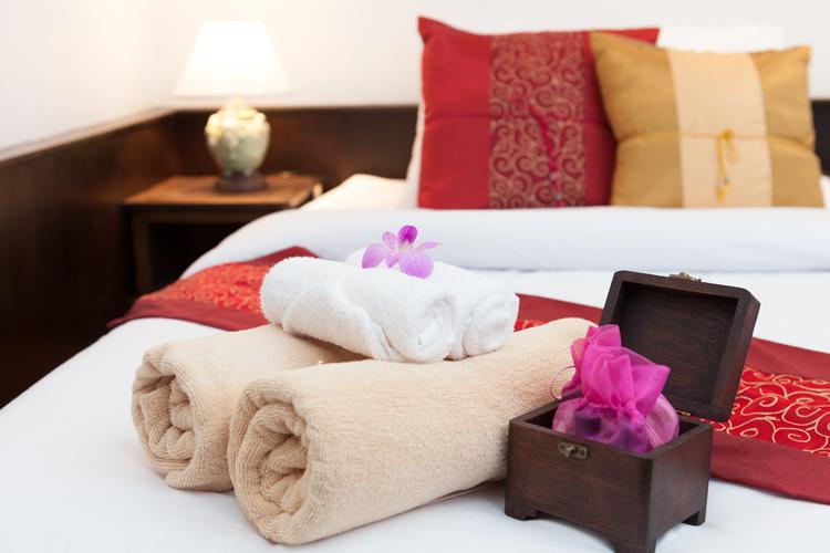 cama quarto hotel arrumada com toalhas