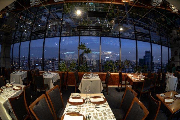 Vista panorâmica de Santiago do alto do restaurante giratório