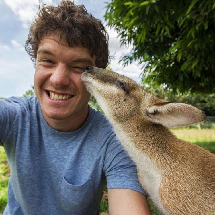 Você vai se apaixonar por esse rapaz que tira selfies com animais!