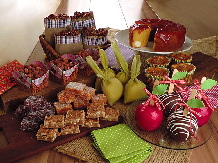 Diversos doces de festa dispostos em uma mesa.