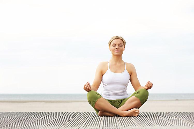 mulher-meditando-meditar-afasta-estresse-psicológico