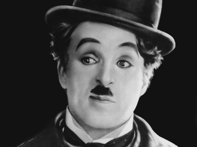 Foto de Charles Chaplin com seu característico bigode e sua cartola