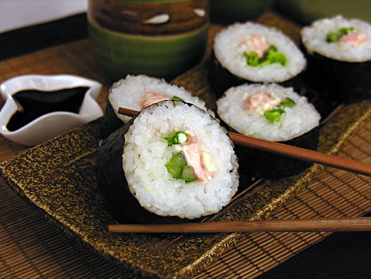 Sushi alimentos salgados cerveja de trigo harmonização