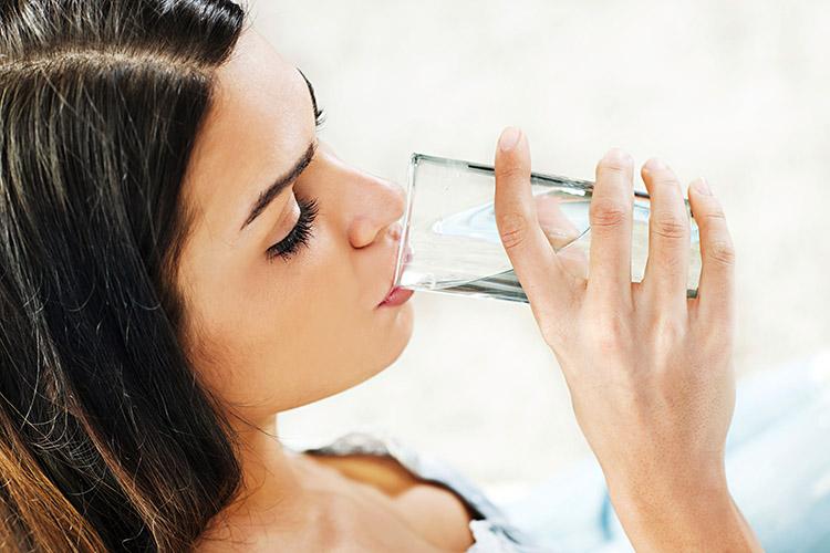 Mulher, bebendo água