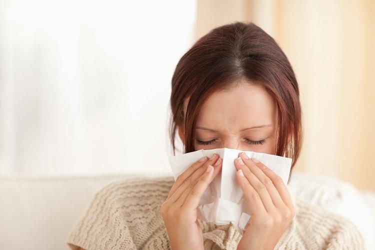 Mulher, gripada, limpando nariz