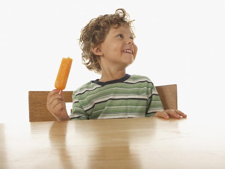 criança,menino,sentado,comendo picolé,sorvete,doces,alimentação,filhos