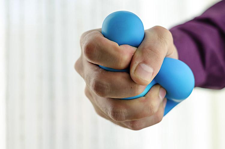 Mão de homem com bolas anti-stress