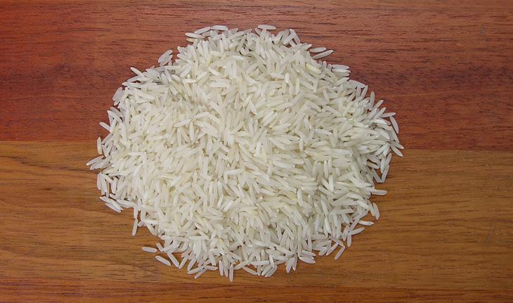 arroz indiano sobre mesa de madeira