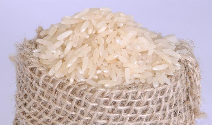 arroz branco dentro de um saquinho