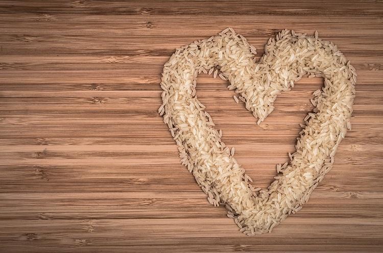 arroz na mesa em formato de coração