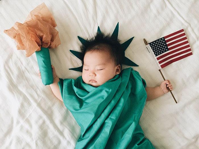 Bebê vestido de estátua da liberdade