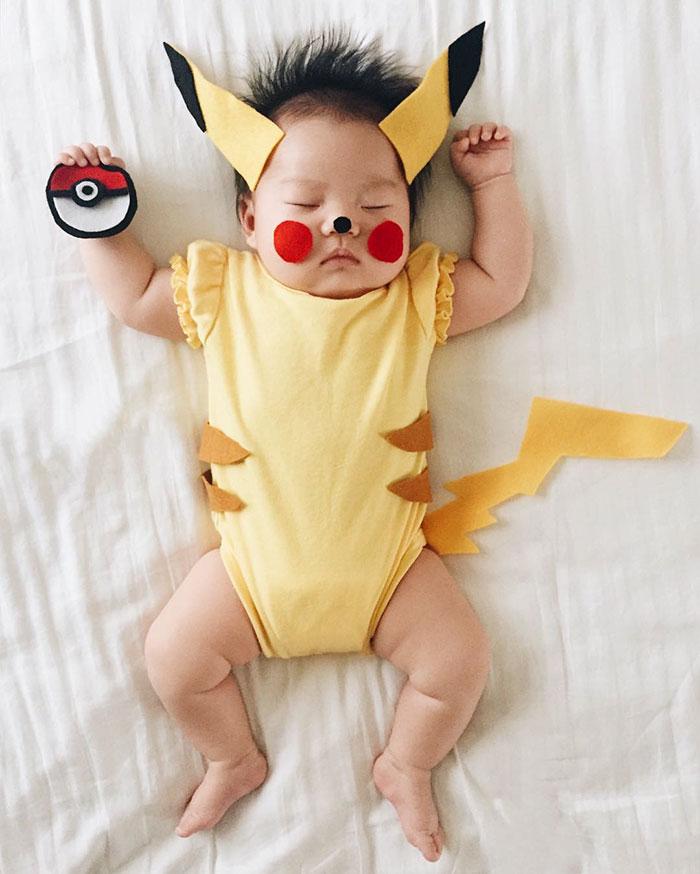 Bebê vestido de Pikachu