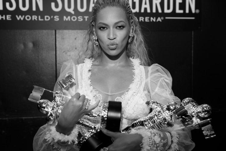 Beyoncé com seus prêmios durante o VMA 2016