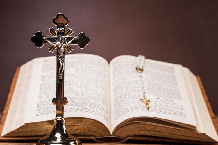 Cruz e Bíblia sobre uma mesa