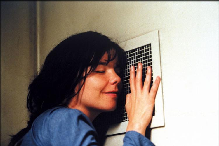 Björk atuando em um dos filmes de sua carreira "Dançando no Escuro"