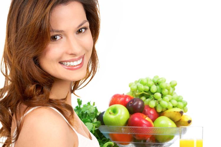 Mulher com frutas, verduras e legumes para o cabelo crescer rápido