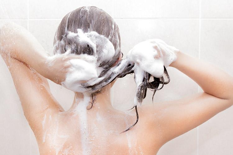 Cabelo de salão, mulher lavando os fios durante o banho