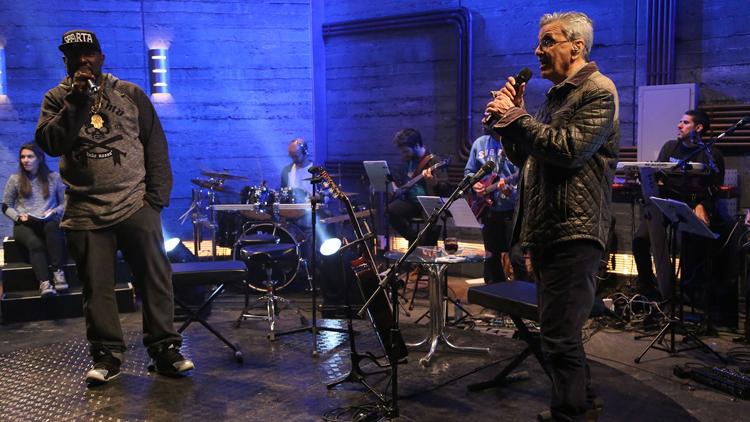 Caetano Veloso e Mr Catra cantando juntos