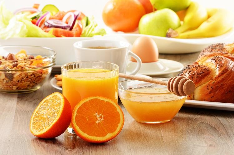 Café da Manhã, suco de laranja, mel, pão, cereais, café, ovo, frutas
