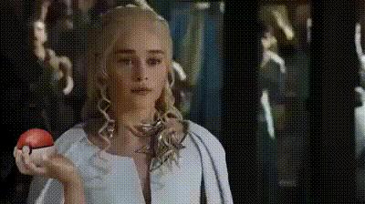 Daenerys jogando pokebola no dragão