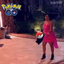 Gretchen capturando um pikachu