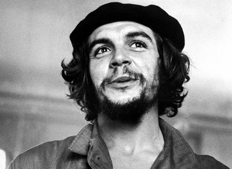 Foto de Che Guevara com seu cabelo e barba desgrenhadas e sua clássica boina