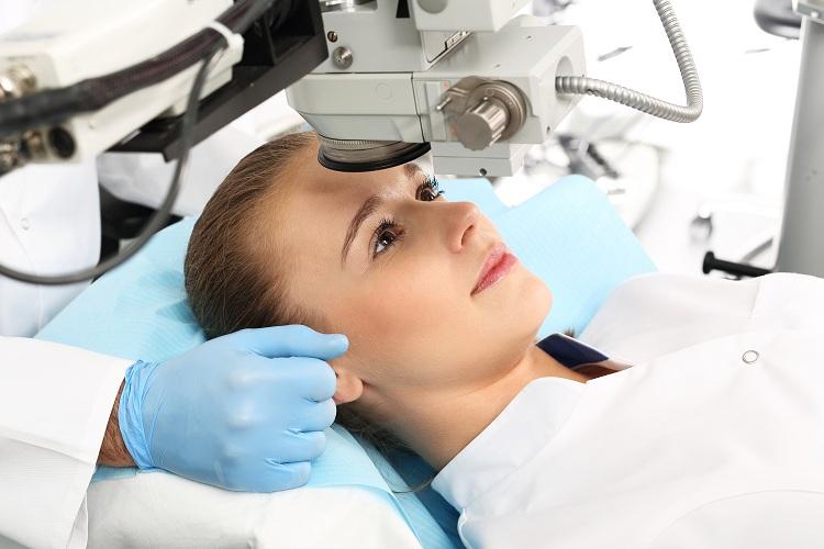 mulher fazendo procedimento oftalmológico