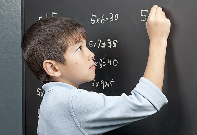  crianca-aprendendo-matematica-lousa