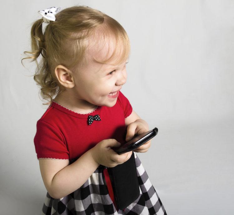 criança-menina-segurando-celular-iphone-segurança-celular