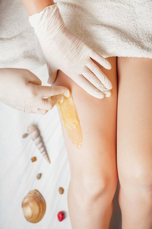 mulher depilando a perna