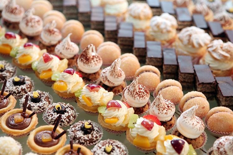 Diversidade de doces decorado com frutas, pastelaria