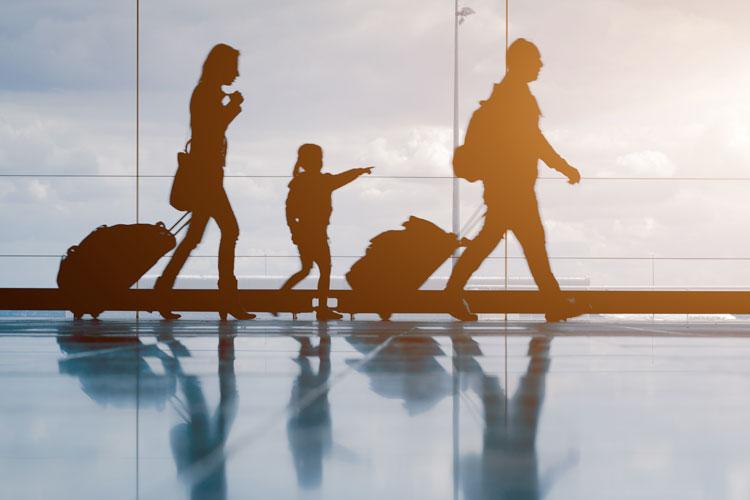 Família com bagagem indo viajar