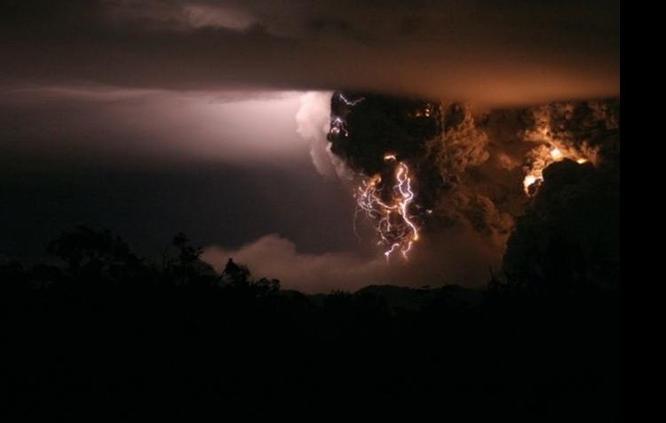 Fotografia de vulcão entrando em erupção