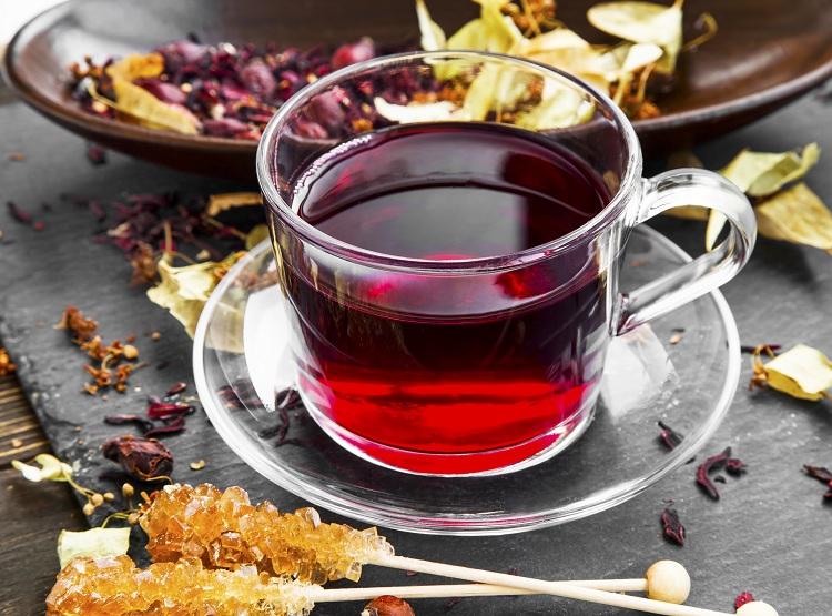 Xícara de chá de hibisco, folhas de chá de hibisco