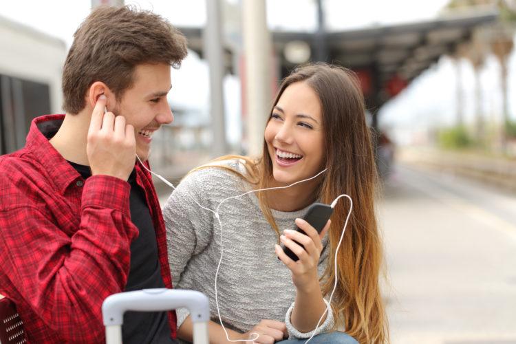 homem mulher celular podcasts smartphone felizes