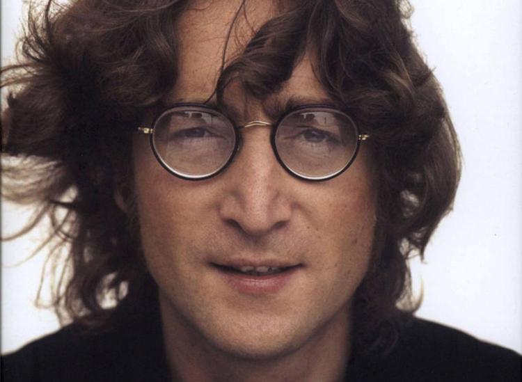 Foto de John Lennon com cabelos grandes e seus óculos redondos