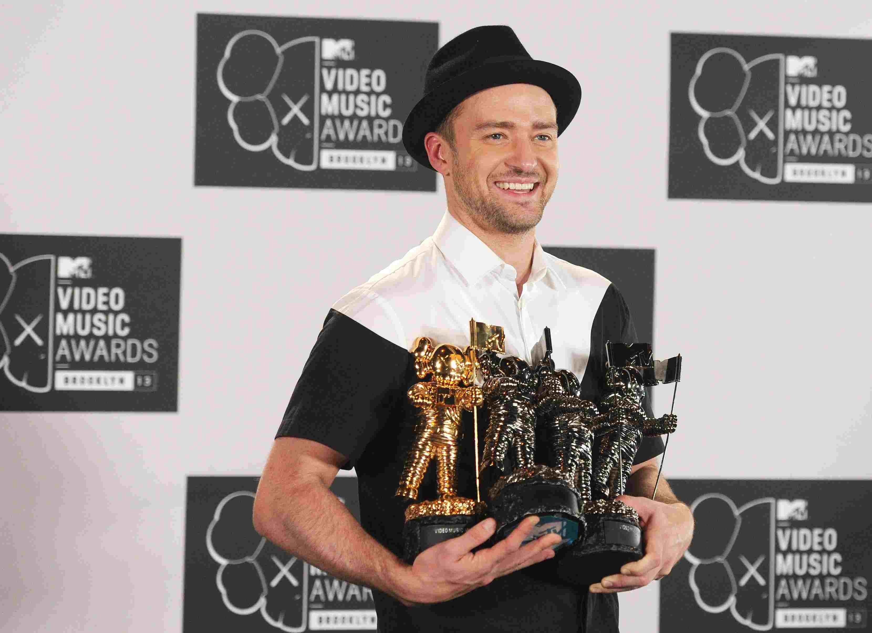 Justin Timberlake no Black Carpet com seus troféus moonman do Video Music Awards 2013