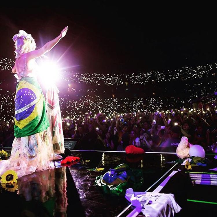 Katy Perry com a bandeira do Brasil em show