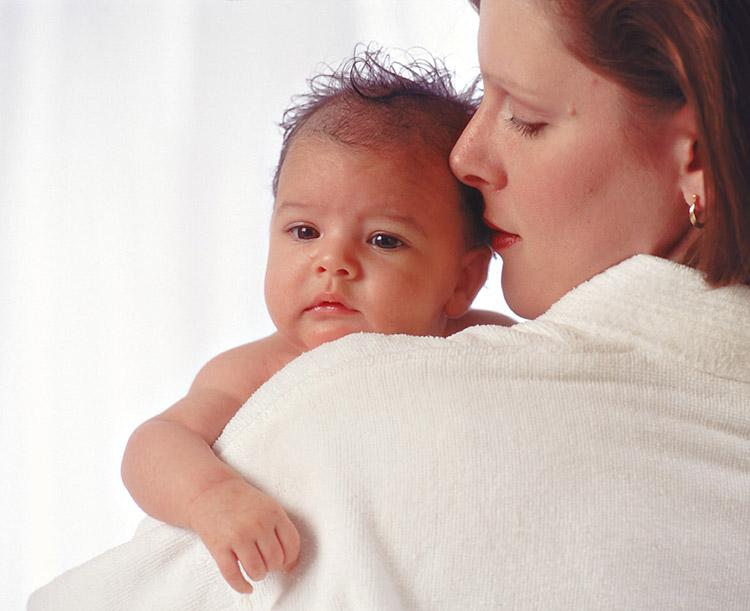 Leite materno garante nutrientes que ajudam no desenvolvimento infantil