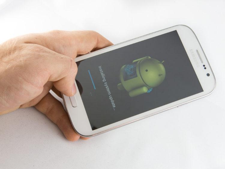 mao-segurando-celular-android-atualizando-sistema