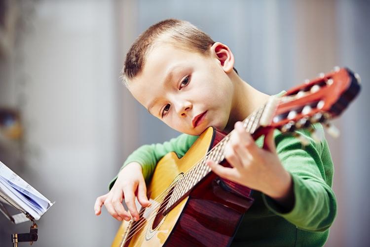Menino tocando violão - criatividade na infância.jpg