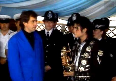 Michael Jackson recebe prêmio Video Vanguard em 1988