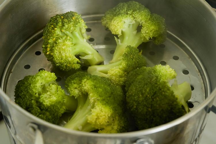 brócolis cozidos no vapor