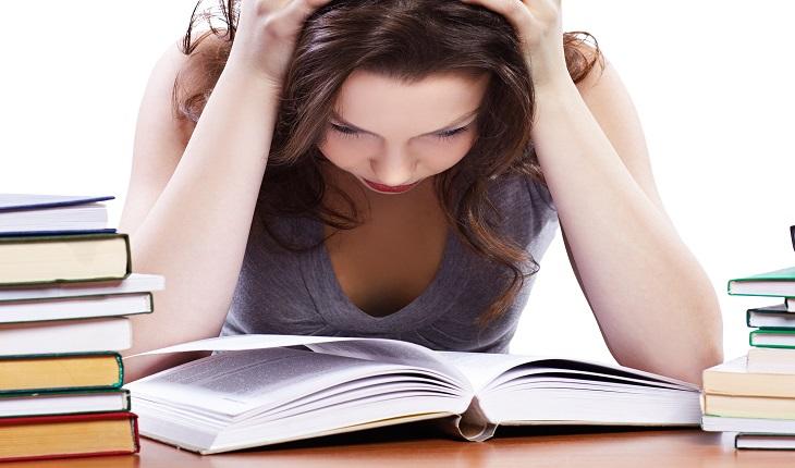 A foto mostra uma mulher ansiosa durante os estudos
